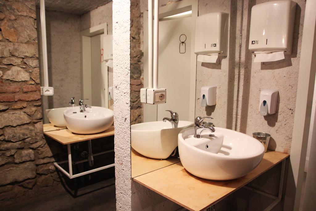 Destil Hostel Tiranë Eksteriør bilde