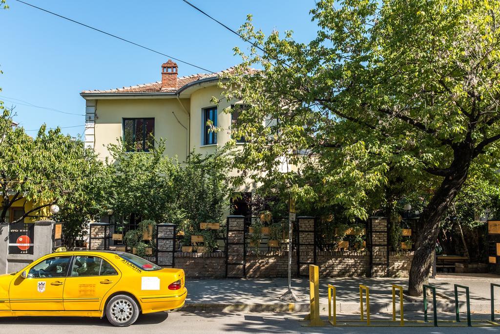 Destil Hostel Tiranë Eksteriør bilde