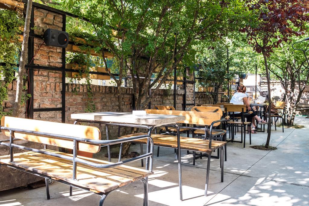Destil Hostel Tiranë Eksteriør bilde