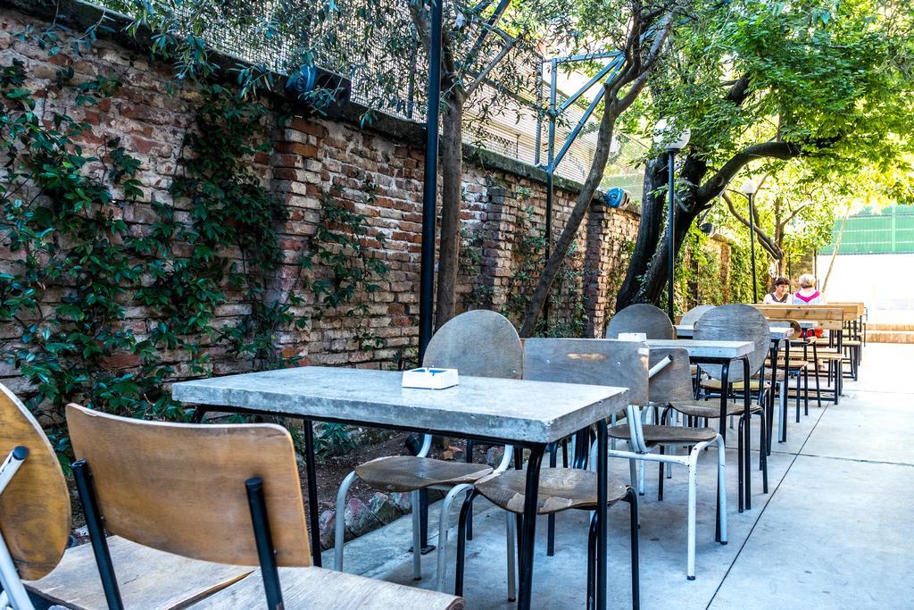Destil Hostel Tiranë Eksteriør bilde
