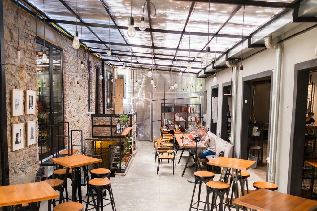 Destil Hostel Tiranë Eksteriør bilde