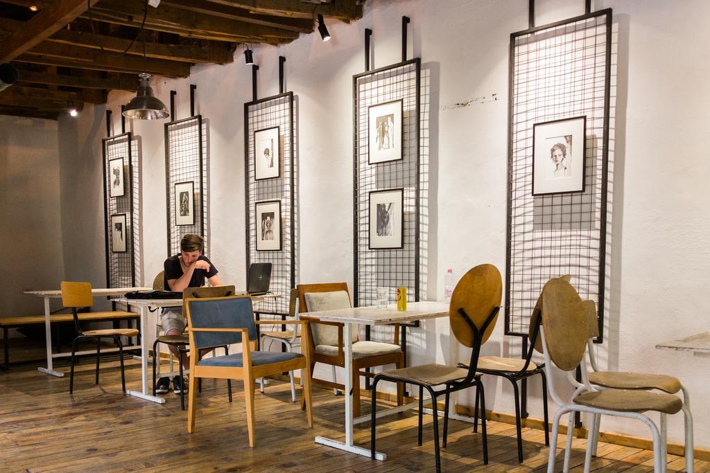 Destil Hostel Tiranë Eksteriør bilde