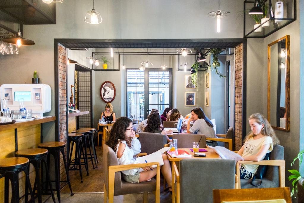 Destil Hostel Tiranë Eksteriør bilde