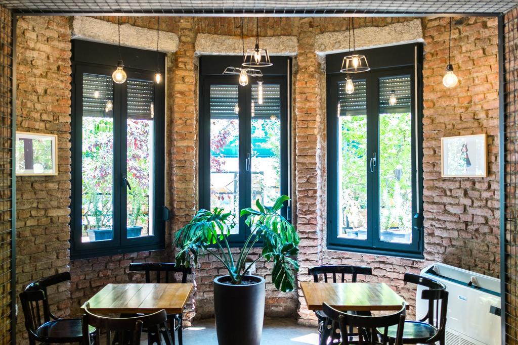 Destil Hostel Tiranë Eksteriør bilde